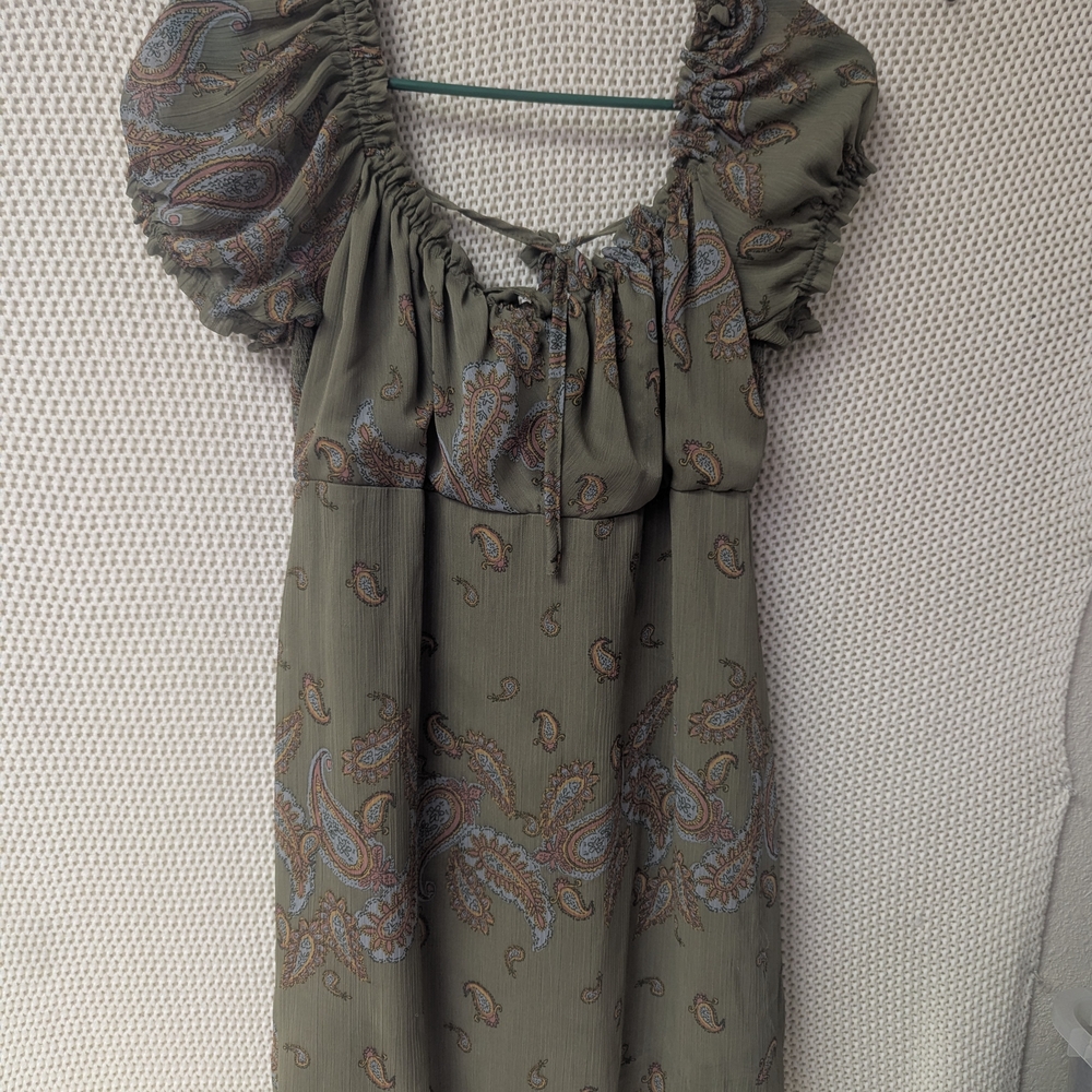 Chic Paisley Midi Dress in Olive Green
